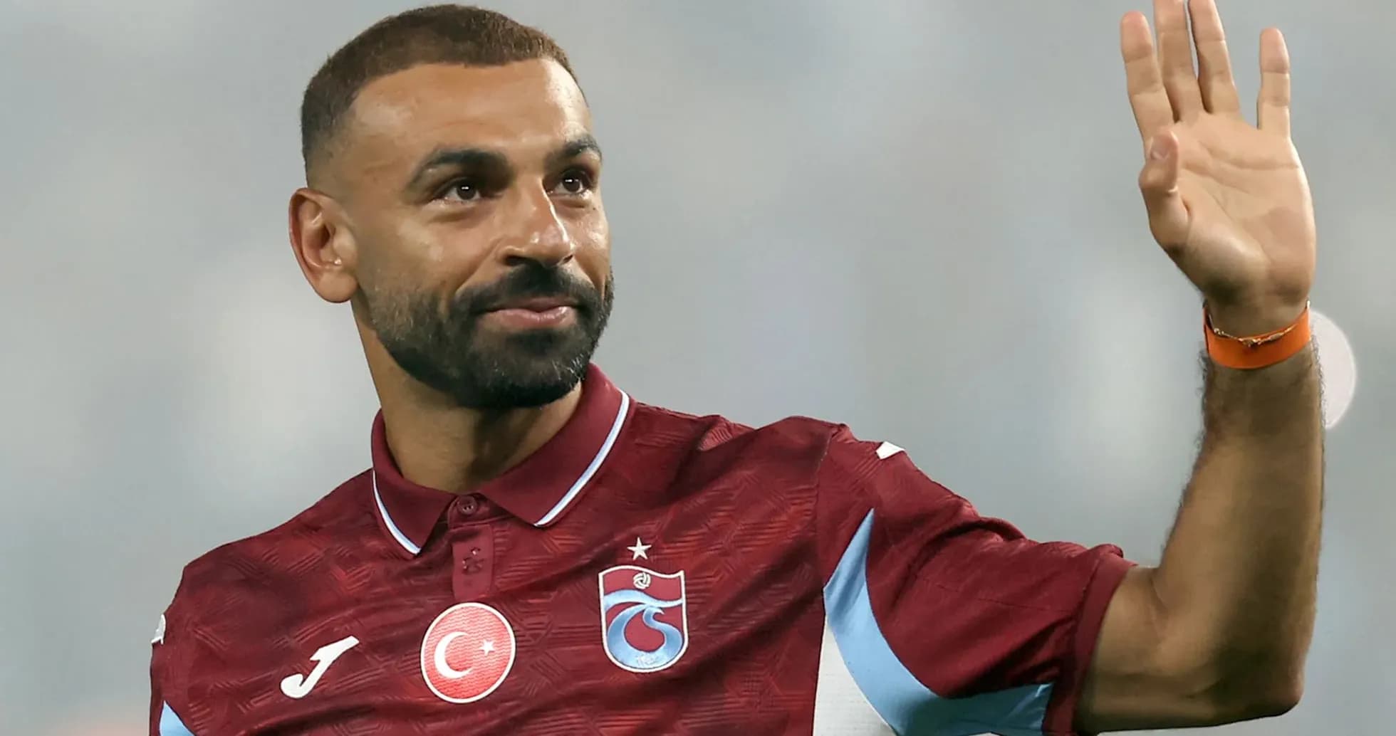 Jugador saludando con camiseta de Trabzonspor