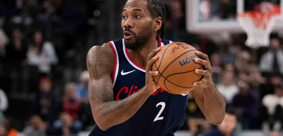 Kawhi Leonard dribbling the ball during game