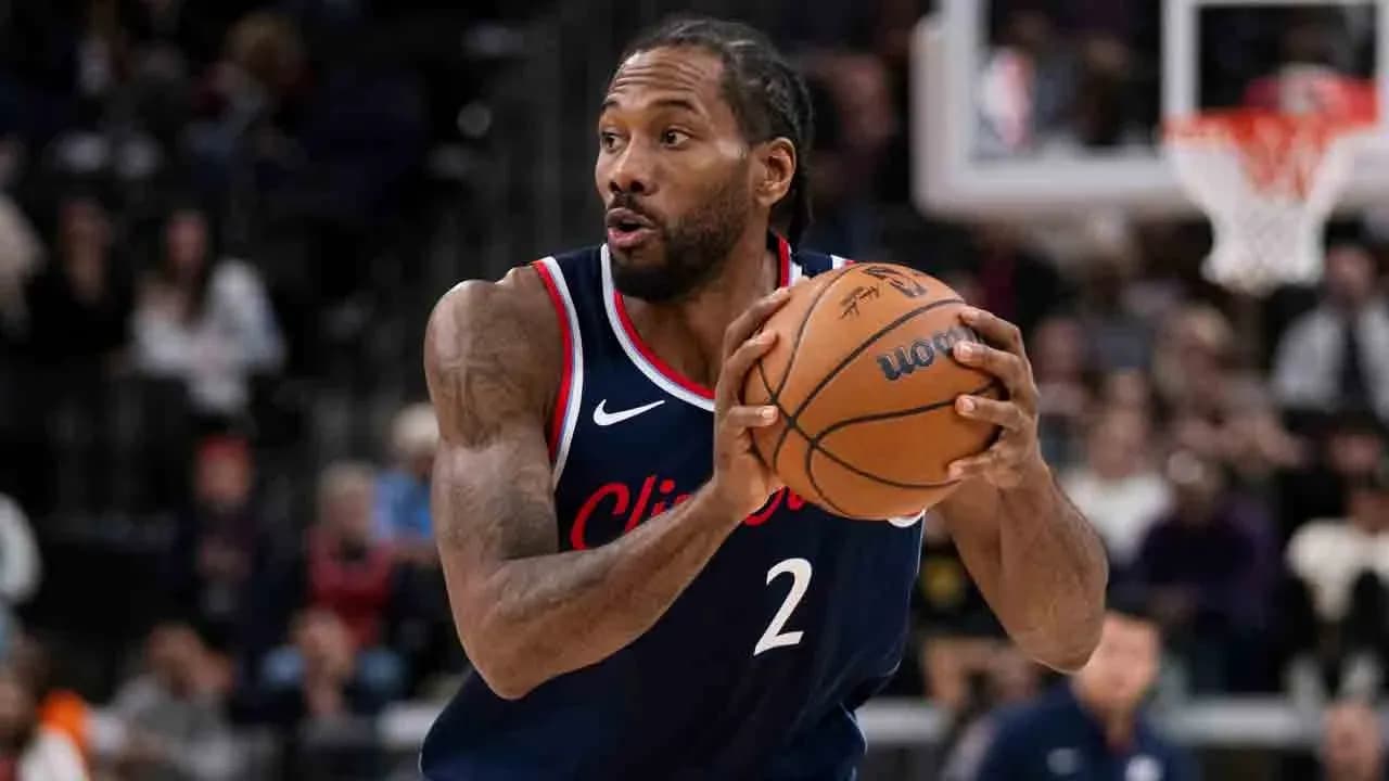 Kawhi Leonard dribbling the ball during game
