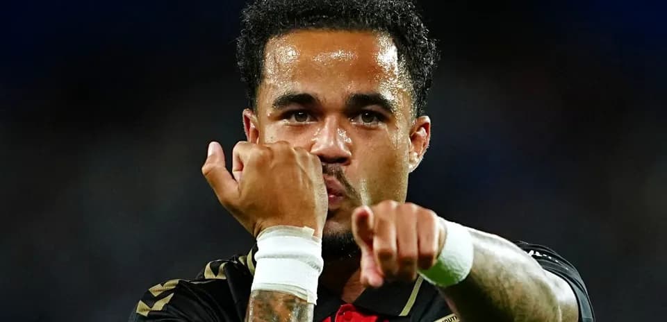 Jugador señalando hacia la afición después de anotar