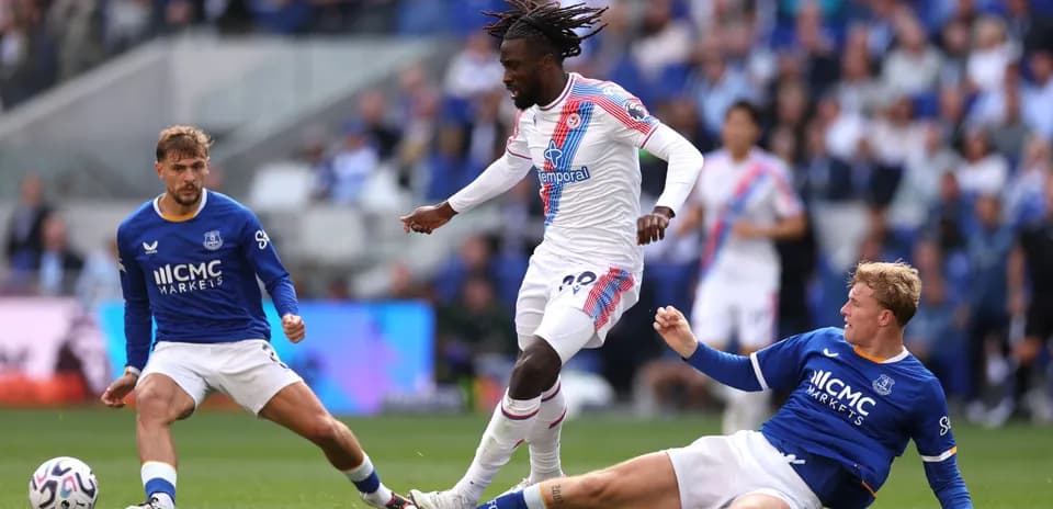 Jugador de Crystal Palace esquivando a dos rivales