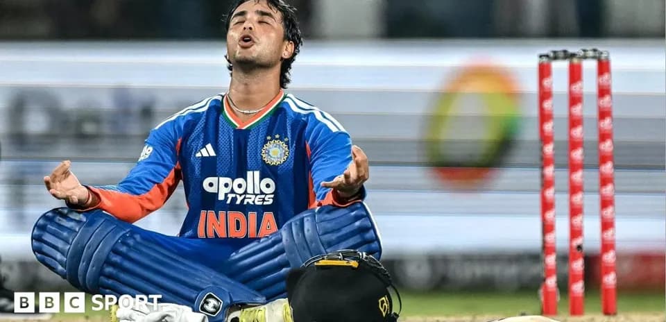 Jugador de cricket sentado en el campo de juego