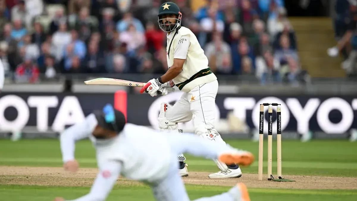 Bateador de Pakistán golpeando la pelota en el cricket