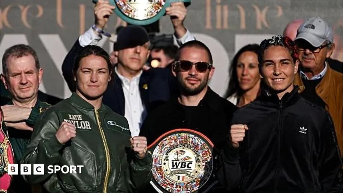 Katie Taylor y oponente en evento de pesaje