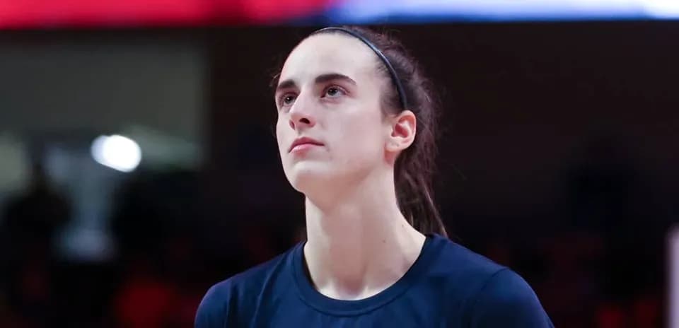 Jugadora de baloncesto mirando hacia arriba
