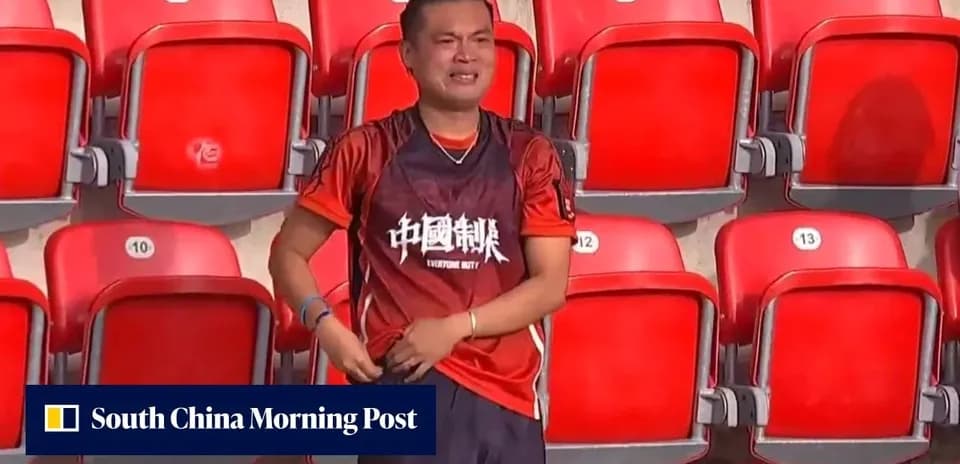 Hombre con camiseta en gradas vacías de estadio