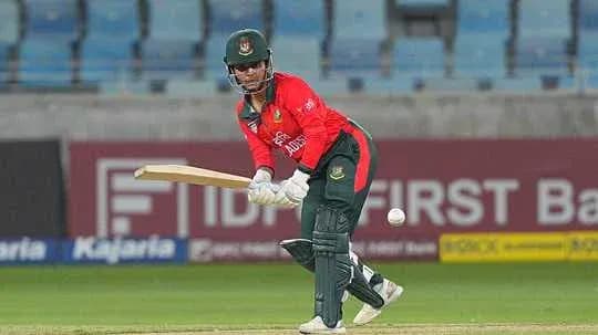 Jugador de cricket de Bangladesh bateando una pelota