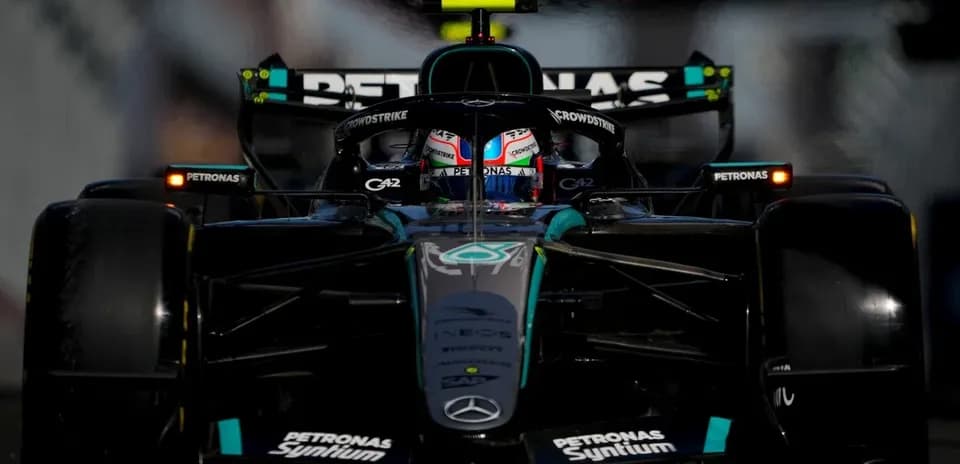 Coche de Fórmula 1 en la pista durante carrera