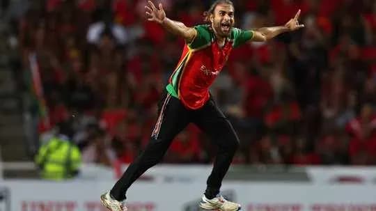 Jugador celebrando tras tomar un wicket en cricket