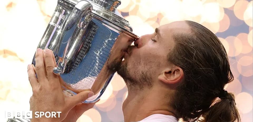 Jugador besando el trofeo de tenis tras la victoria