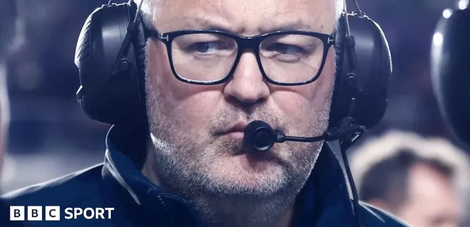 Entrenador con auriculares en la línea de banda