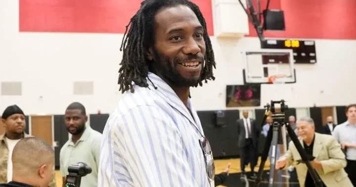 Jugador sonriente en evento de baloncesto