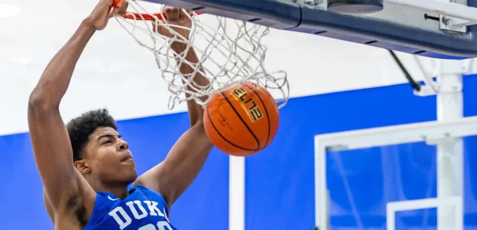 Jugador de baloncesto de Duke realizando un mate