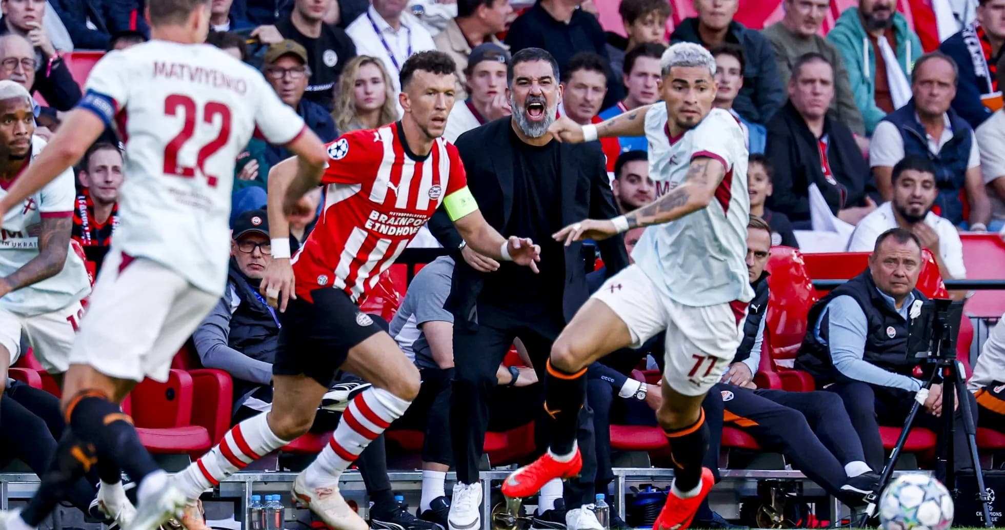 Jugadores compitiendo por el balón en partido