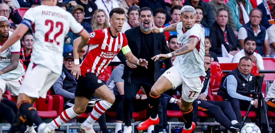 Jugadores compitiendo por el balón en partido