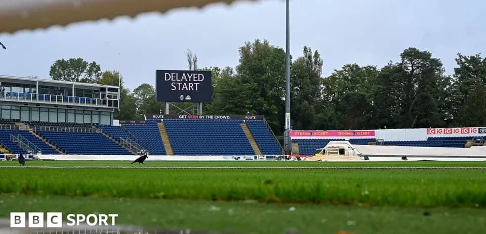 Pantalla muestra 'INICIO RETRASADO' en el estadio