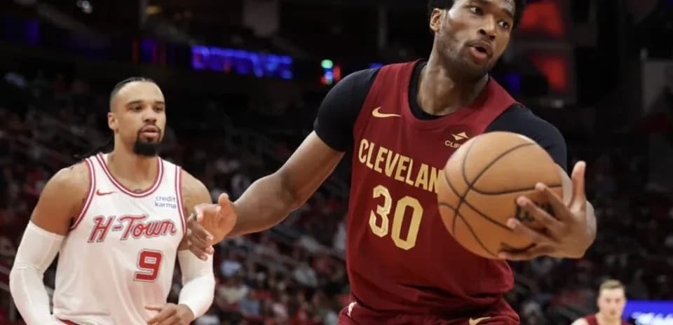 Jugador de Cleveland manejando el balón en partido