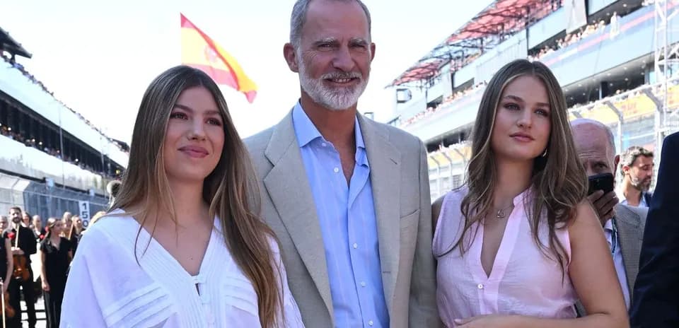 Rey con sus hijas en evento al aire libre