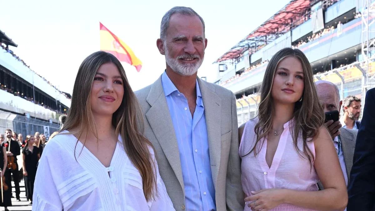 Rey con sus hijas en evento al aire libre Rey con sus hijas en evento al aire libre