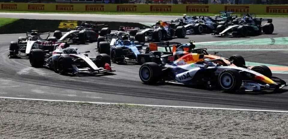 Varios coches de Fórmula 1 compitiendo en una curva