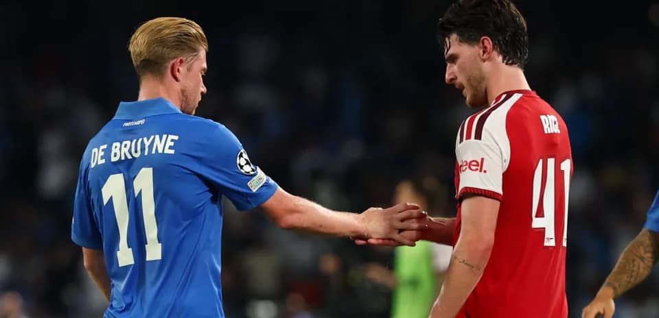 De Bruyne y Rice estrechando manos en el campo