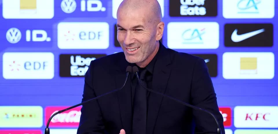 Entrenador en conferencia de prensa con micrófono