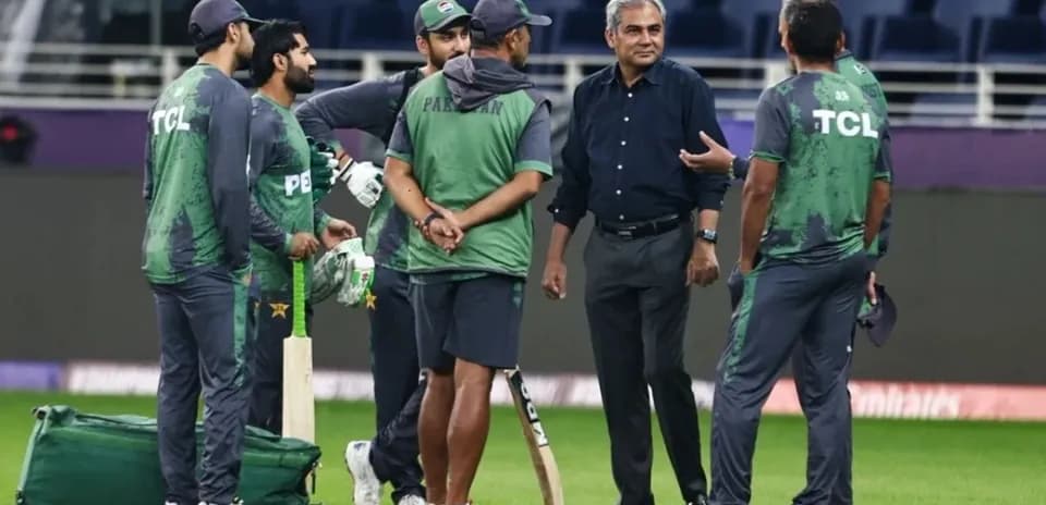 Equipo de cricket de Pakistán en conversación durante práctica