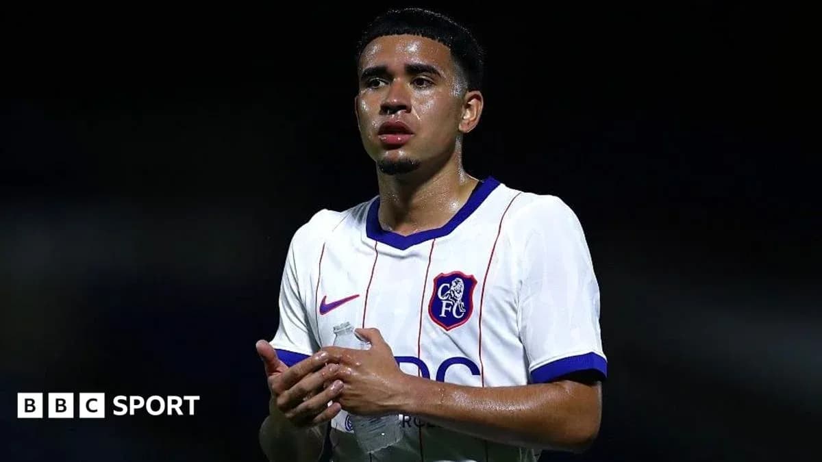 Jugador sosteniendo una botella de agua en el campo