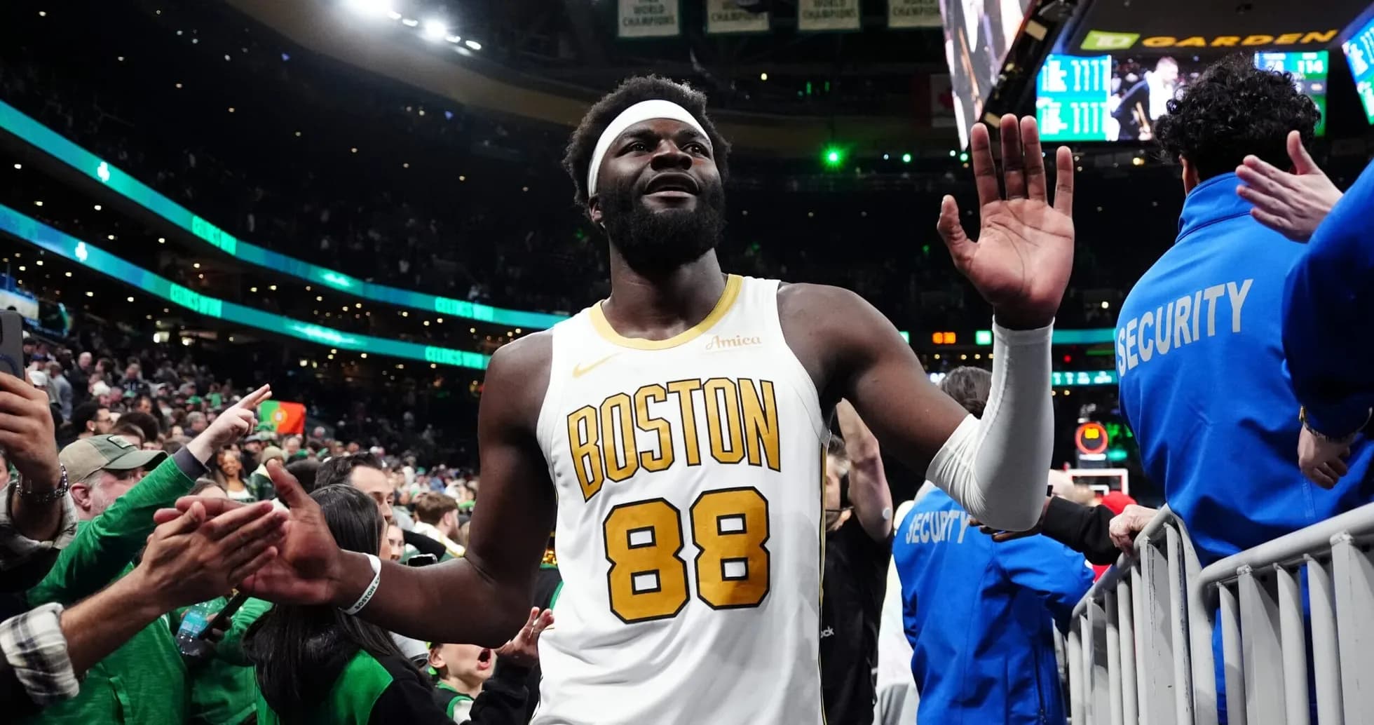 Jugador de los Boston Celtics saludando a los fans