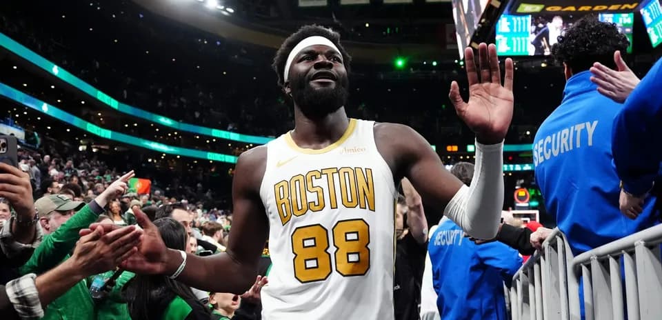 Jugador de los Boston Celtics saludando a los fans