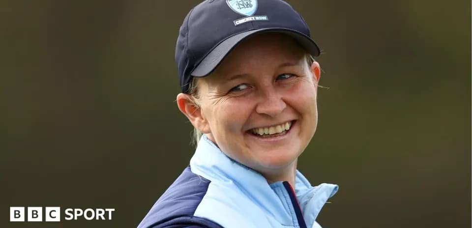 Mujer sonriendo con gorra de cricket en campo