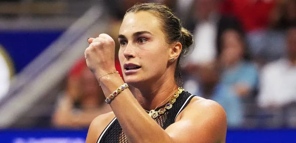 Jugadora de tenis levantando el puño en celebración