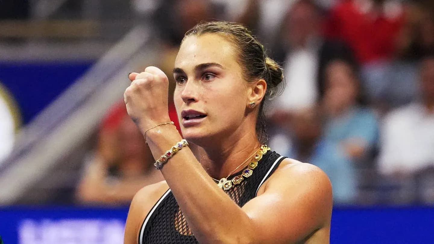 Jugadora de tenis levantando el puño en celebración