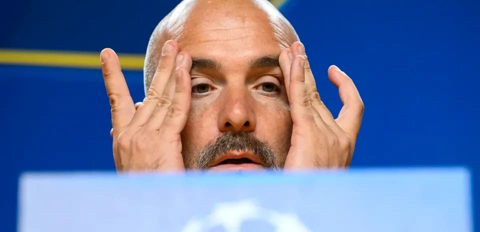 Entrenador en conferencia de prensa con manos en la cara