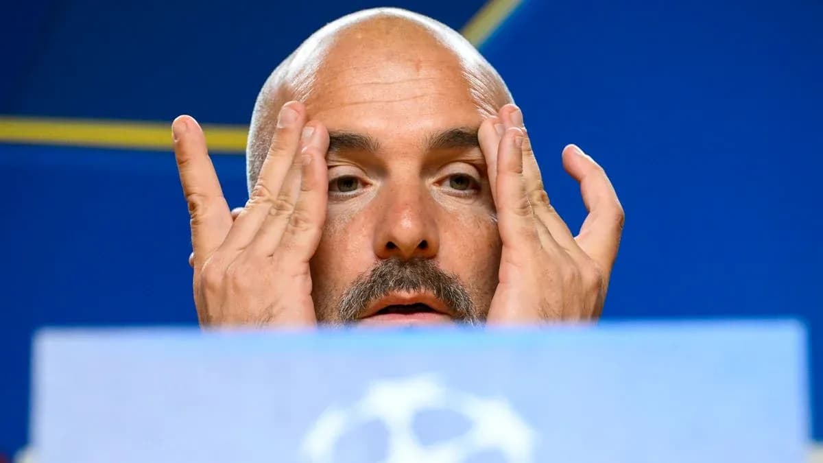 Entrenador en conferencia de prensa con manos en la cara