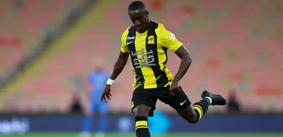 Jugador de Al-Ittihad realizando un pase en el campo