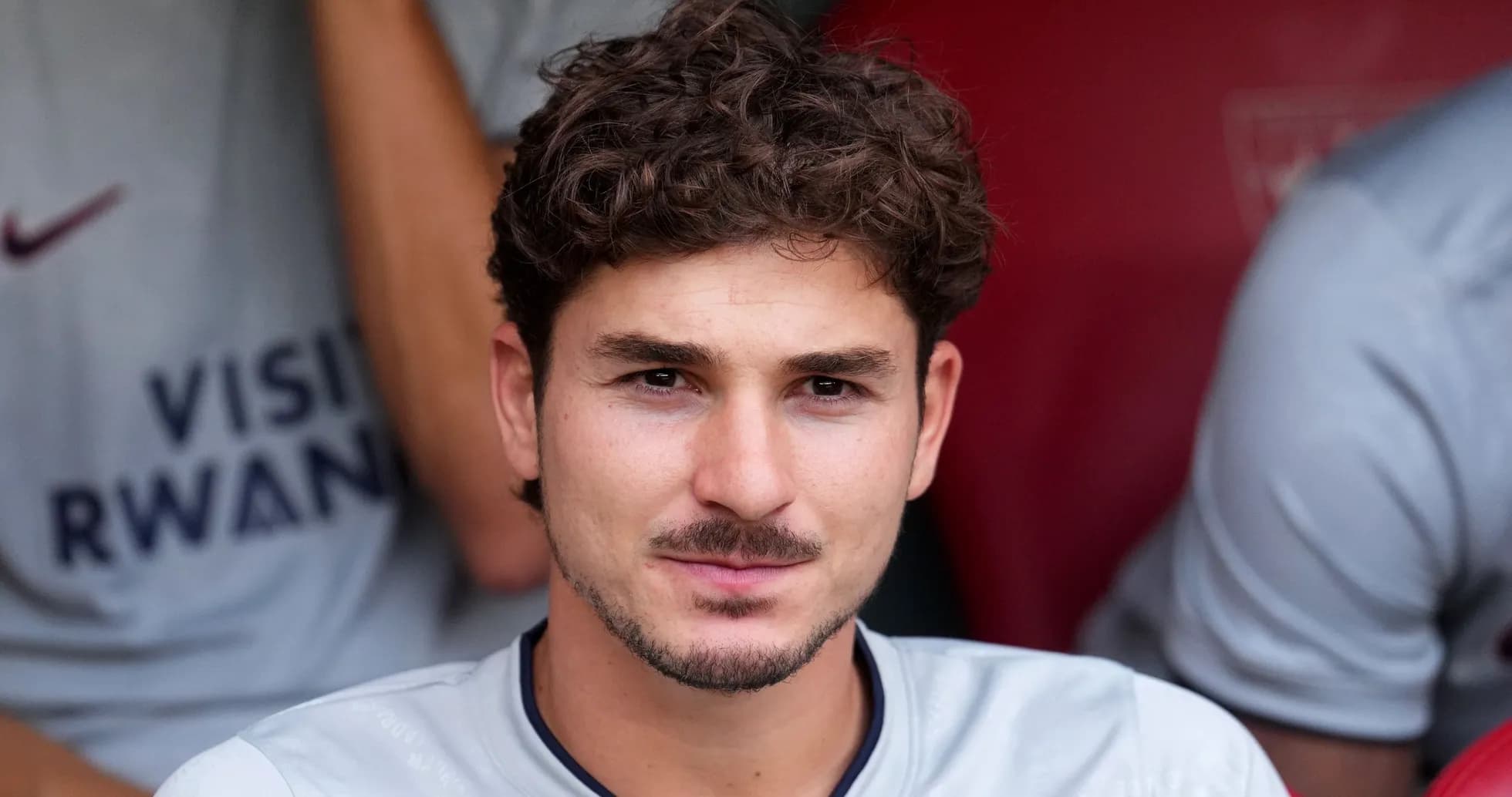 Jugador sentado en el banco de suplentes