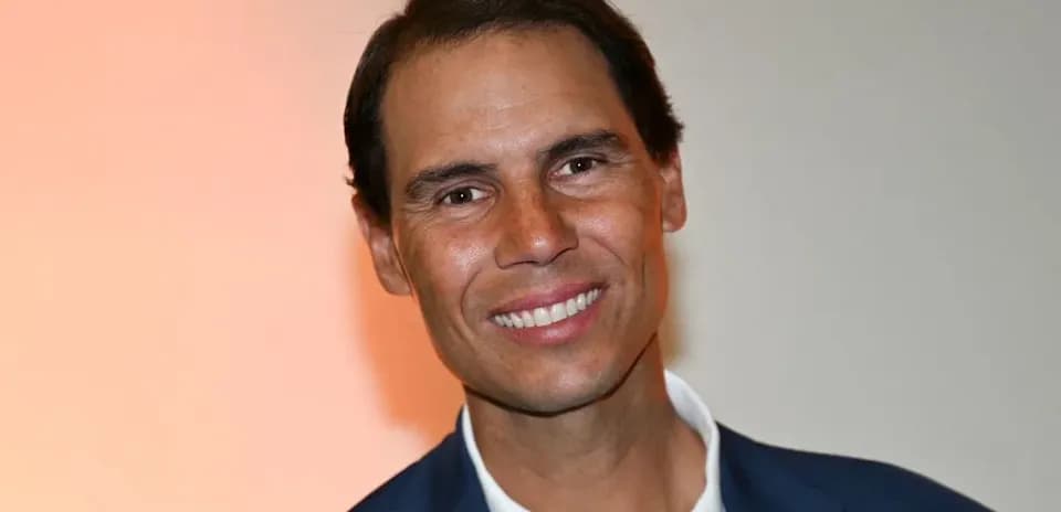 Rafael Nadal sonriendo en un evento