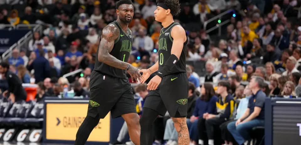 Dos jugadores de baloncesto chocando las manos en partido