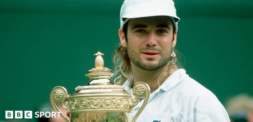 Jugador sosteniendo trofeo en Wimbledon