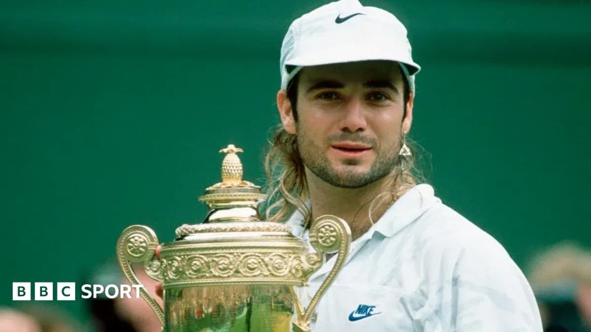 Jugador sosteniendo trofeo en Wimbledon
