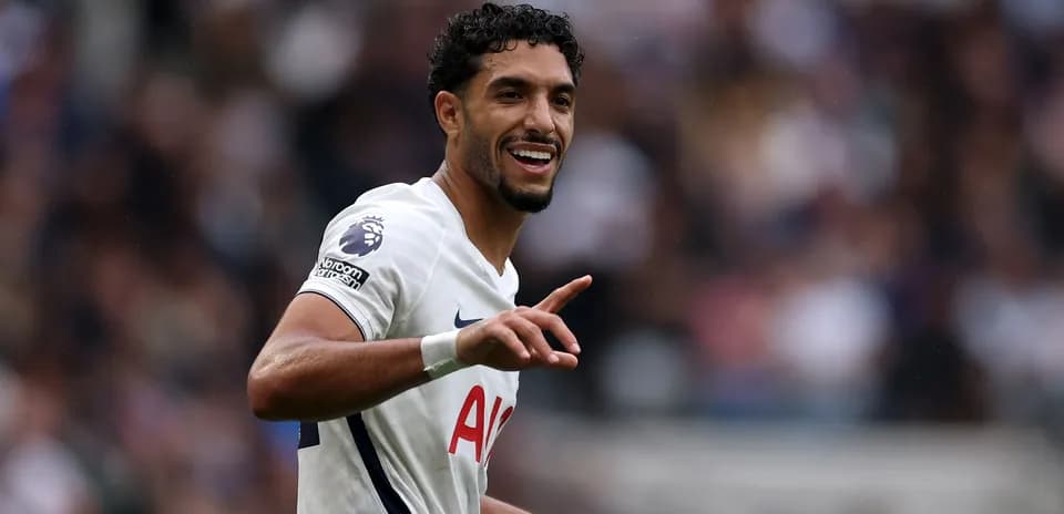 Jugador de Tottenham celebrando con gesto positivo