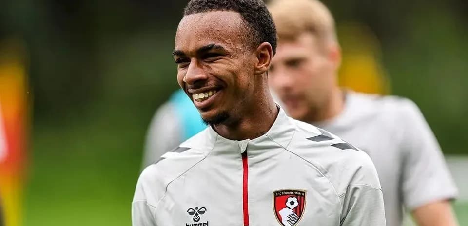 Jugador sonriendo durante entrenamiento con AFC Bournemouth