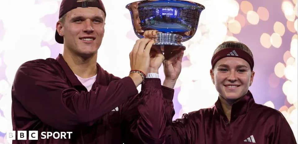 Jugadores sosteniendo el trofeo en la ceremonia