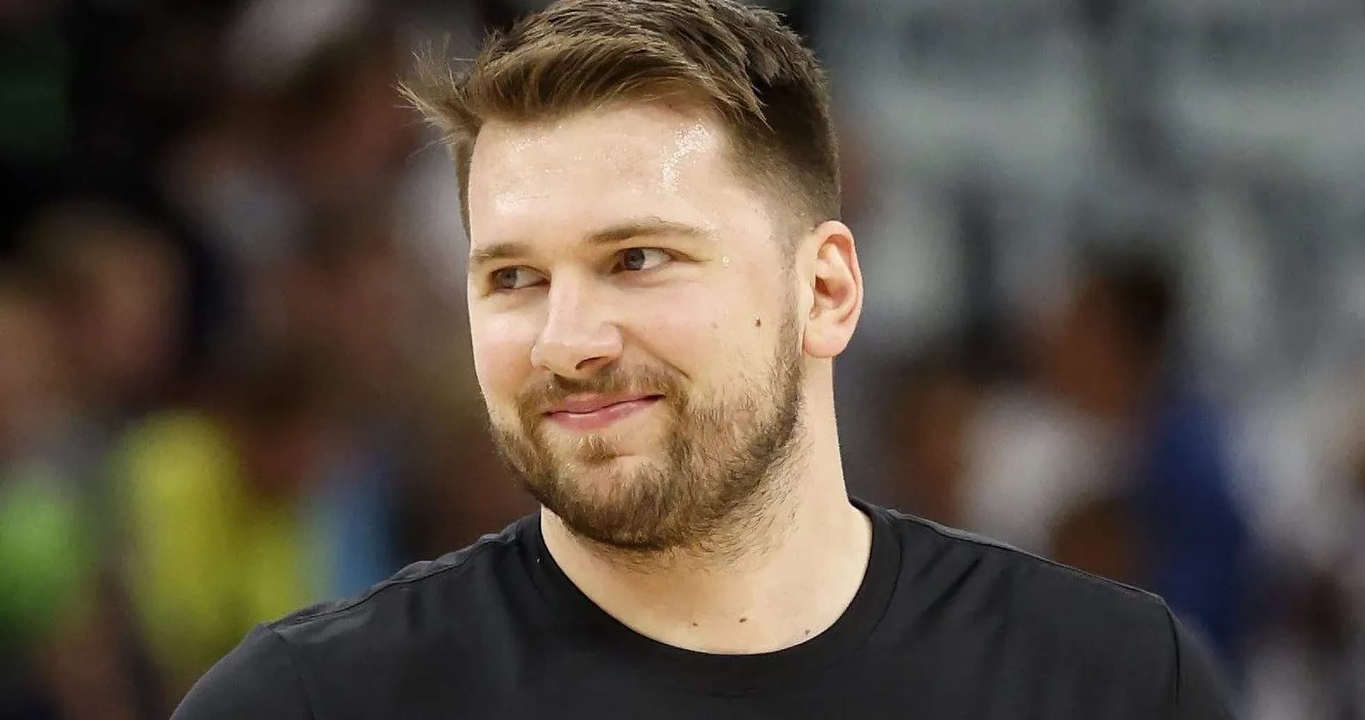 Jugador sonriendo durante calentamiento en cancha