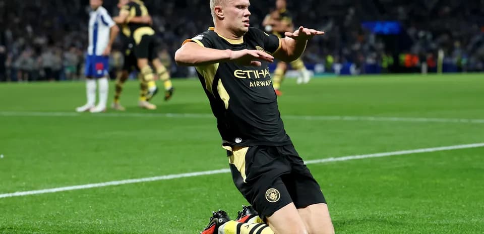 Jugador celebrando un gol en el campo de fútbol