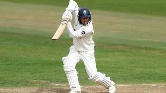 Jugador de cricket bateando en el campo