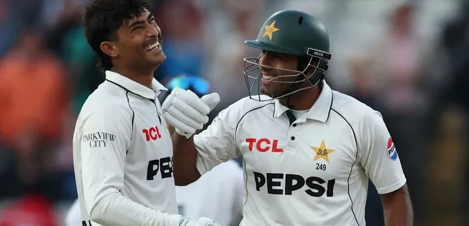 Jugadores de cricket de Pakistán celebrando juntos