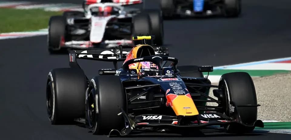 Coche de Fórmula 1 en carrera con otros vehículos