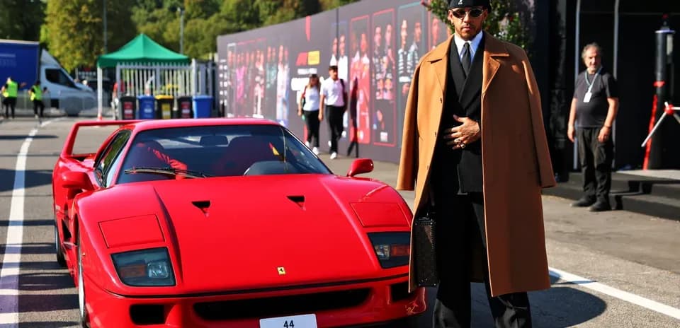 Hombre junto a un Ferrari rojo en evento